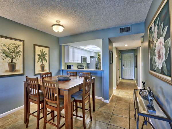Luxurious Bayfront Condo Steps to beach